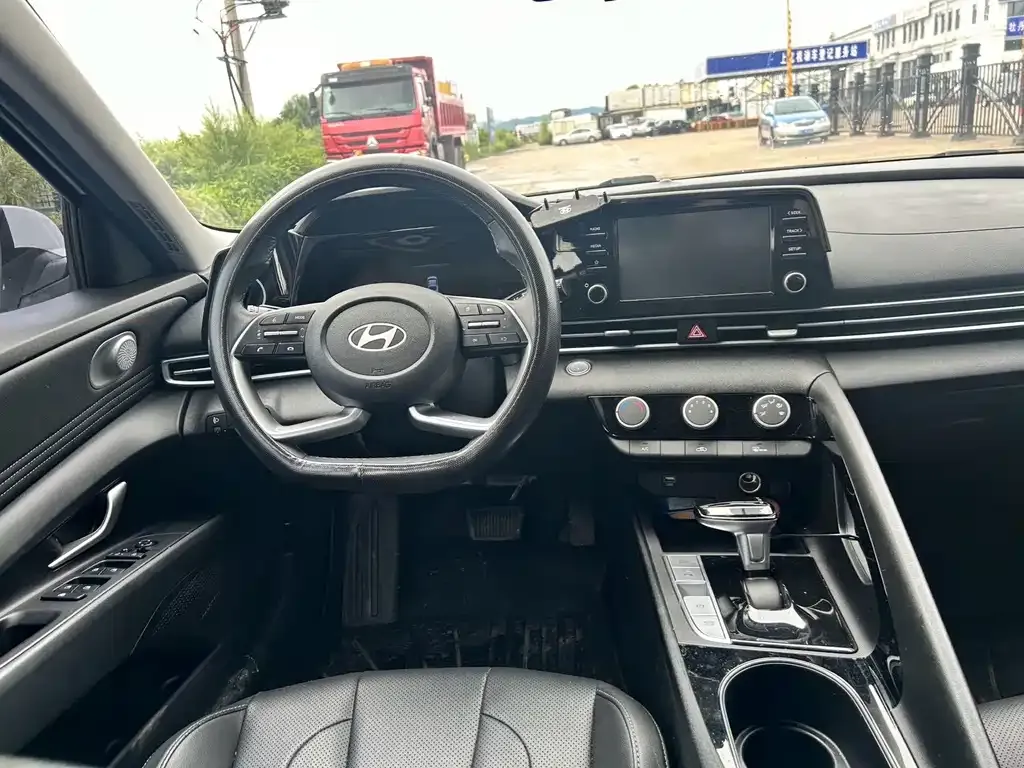Hyundai Elantra — фото 10