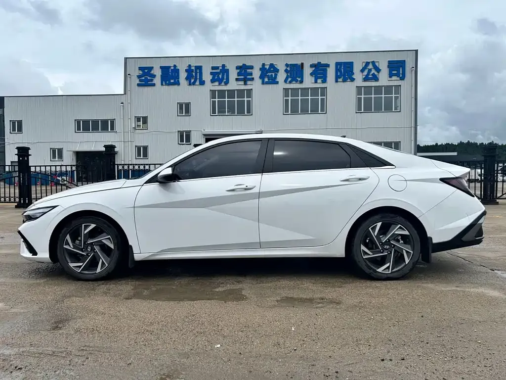 Hyundai Elantra — фото 3