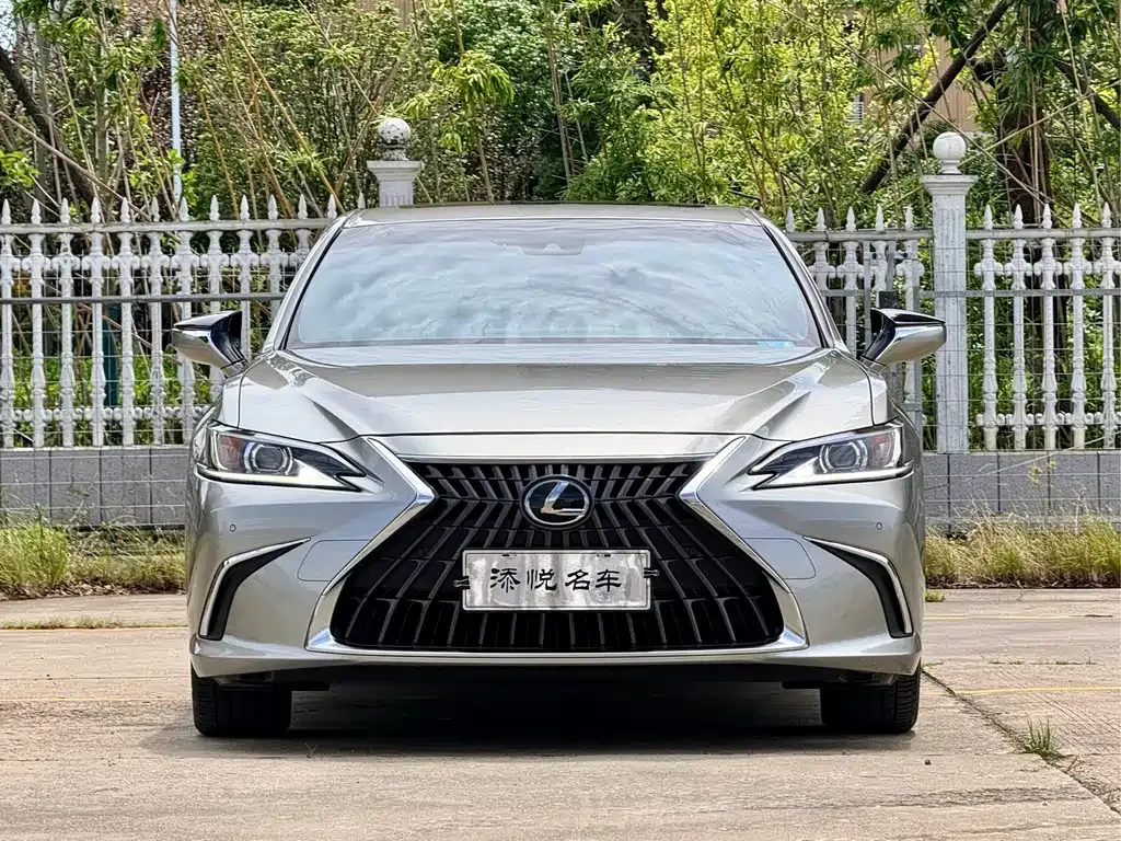 Lexus ES — фото 1