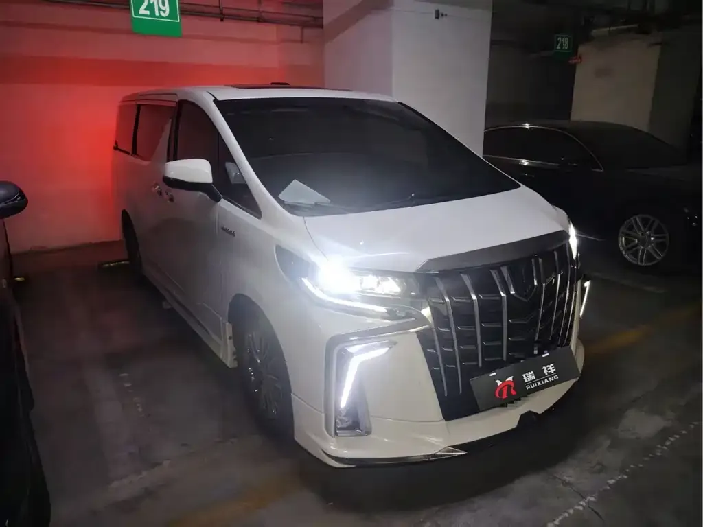 Toyota Alphard — фото 1