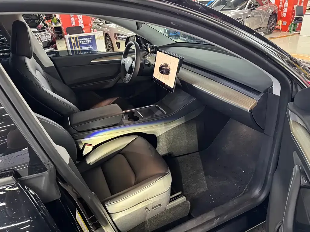 Tesla Model Y — фото 8