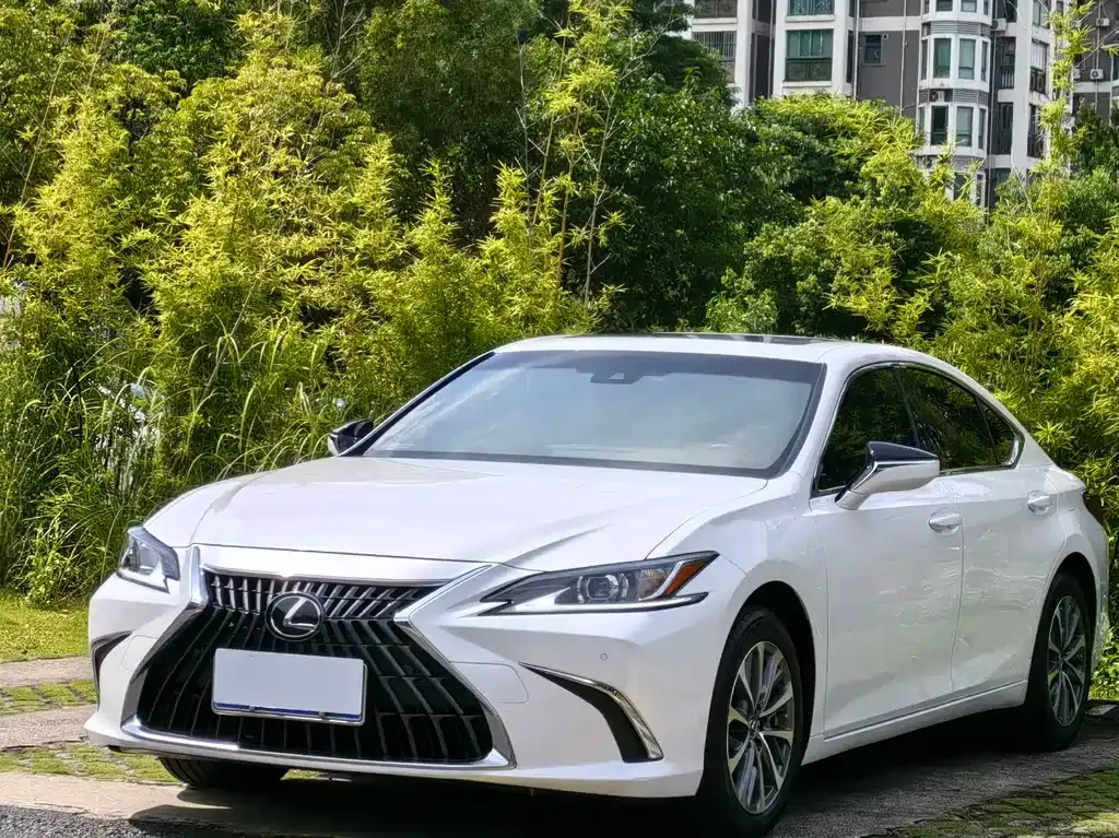 Lexus ES — фото 1