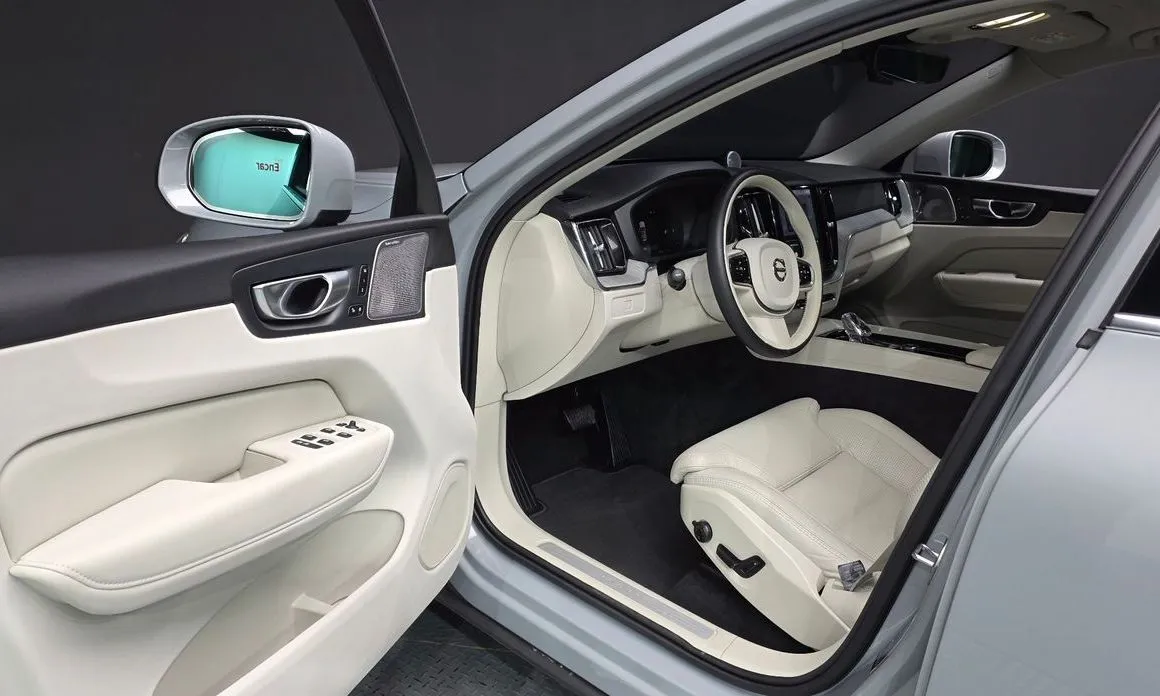 Volvo XC60 — фото 10