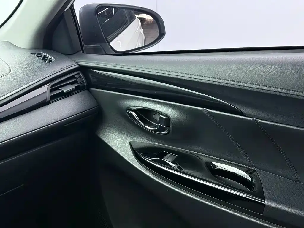 Toyota Yaris L — фото 6