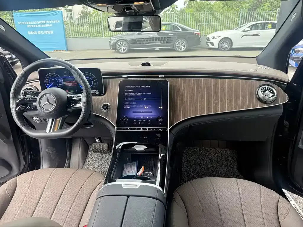 Mercedes-Benz EQE SUV — фото 4
