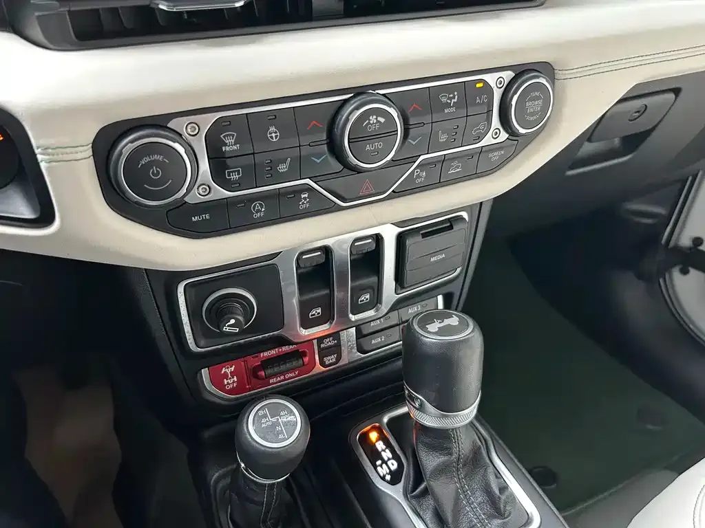 Jeep Wrangler — фото 9