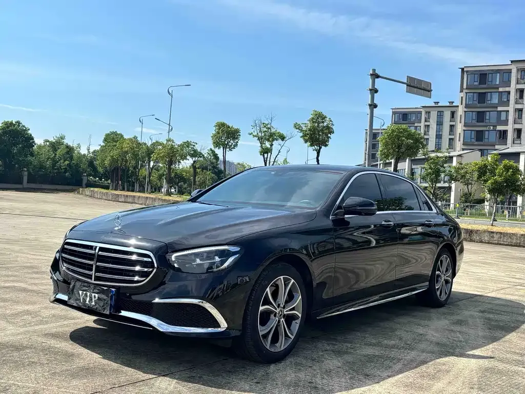 Mercedes-Benz E-Class — фото 1