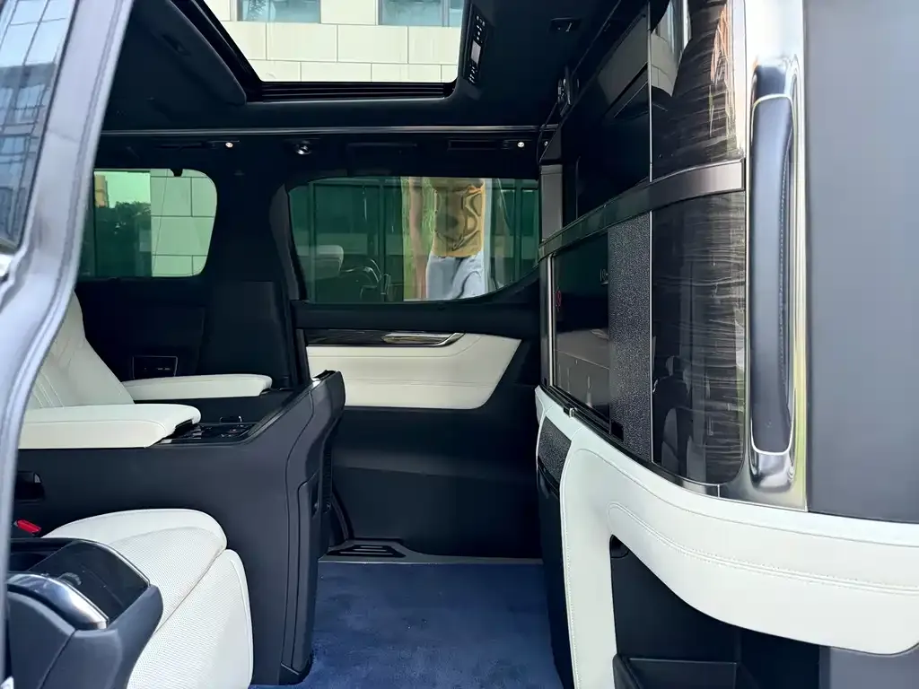 Lexus LM — фото 2