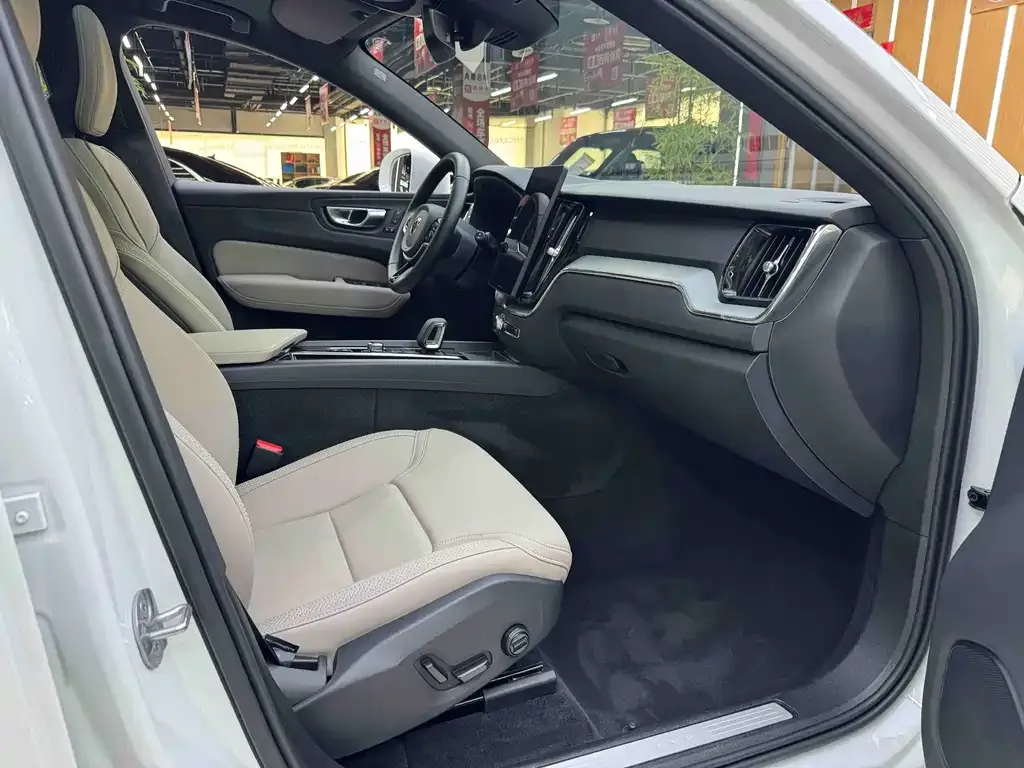 Volvo XC60 — фото 10