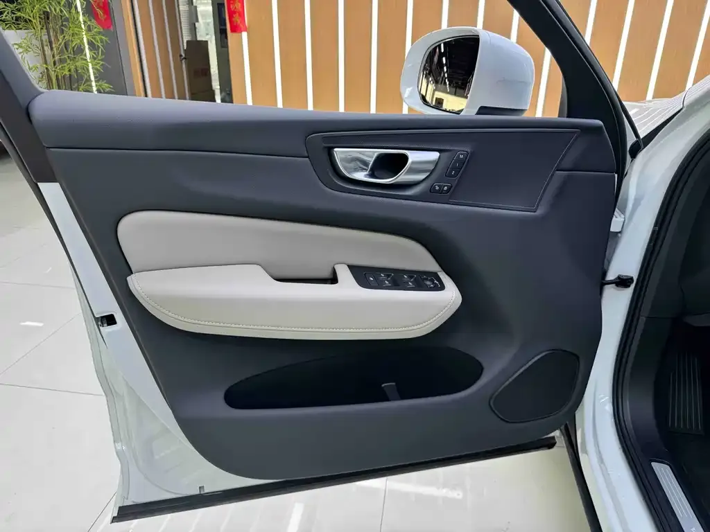 Volvo XC60 — фото 9
