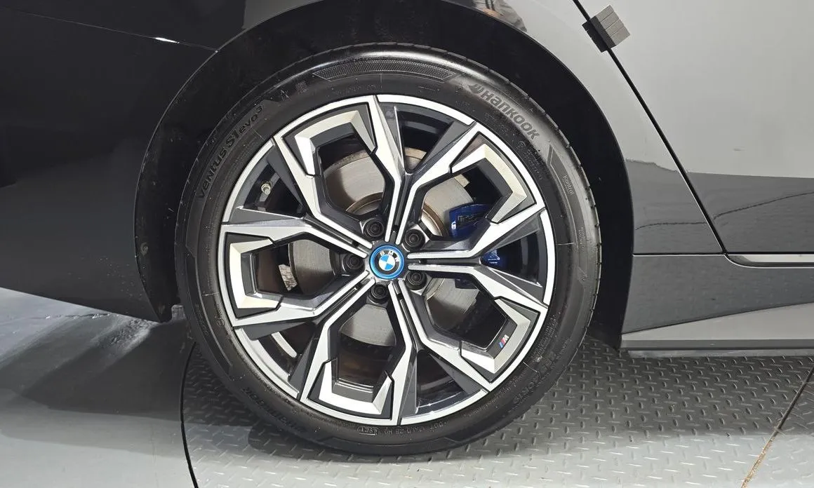 BMW i4 — фото 7