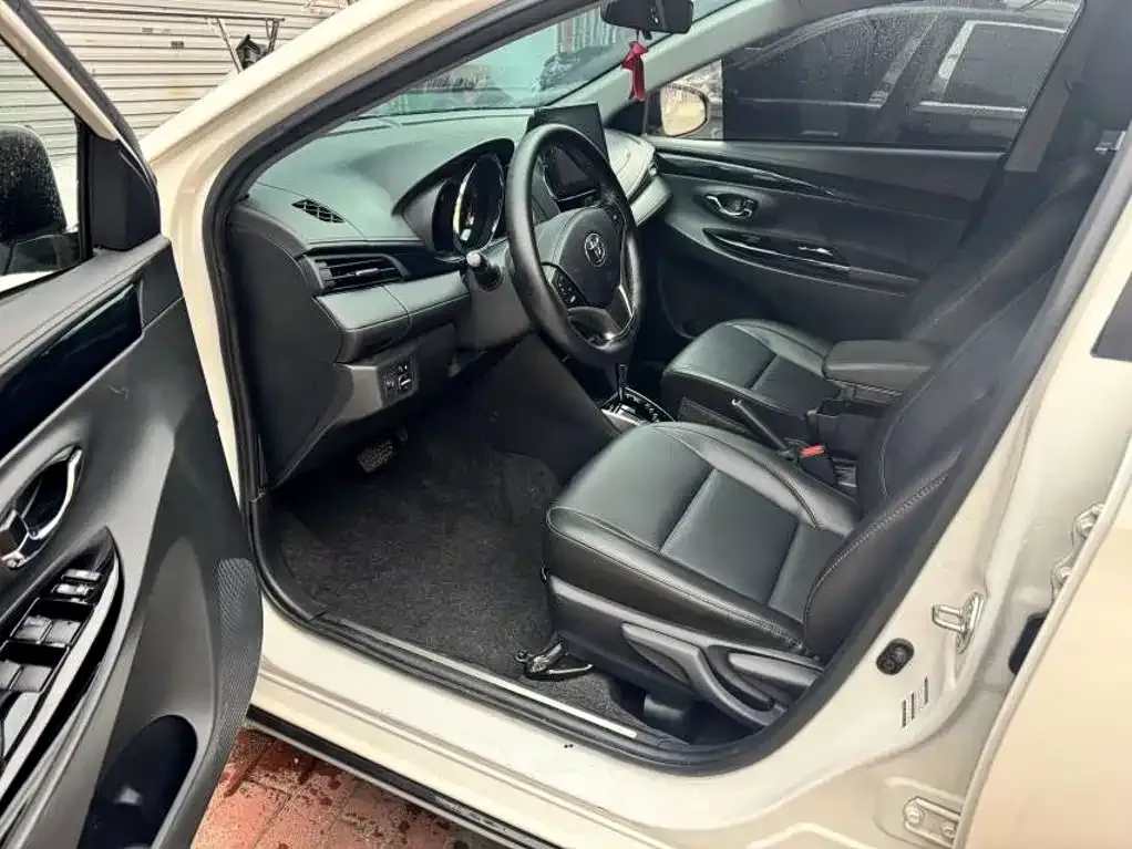 Toyota Yaris L — фото 4