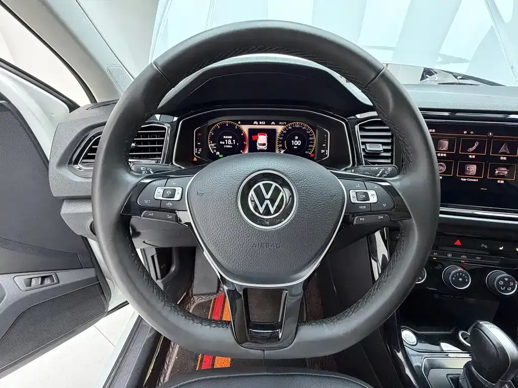 Volkswagen T-Roc — фото 10