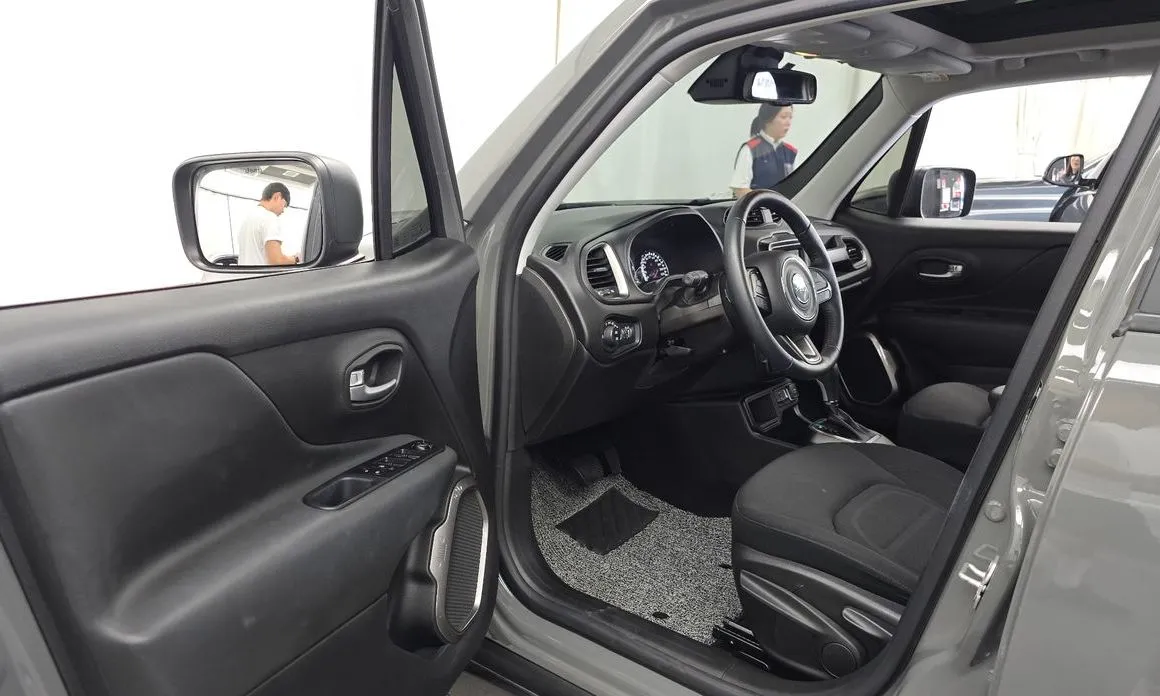 Jeep Renegade — фото 10