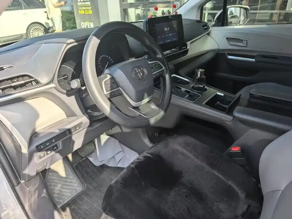 Toyota Granvia — фото 8
