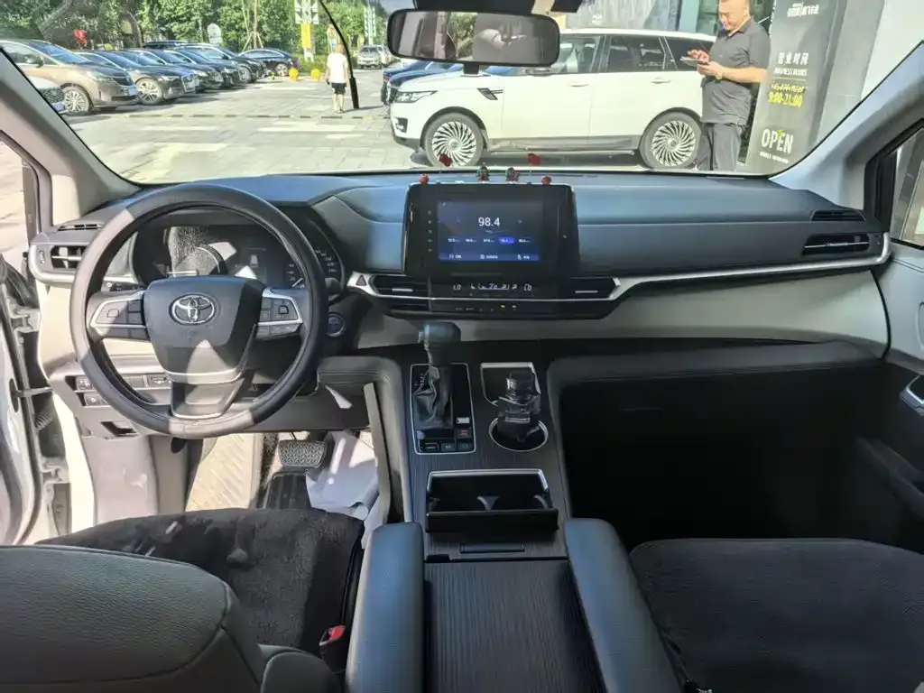Toyota Granvia — фото 10