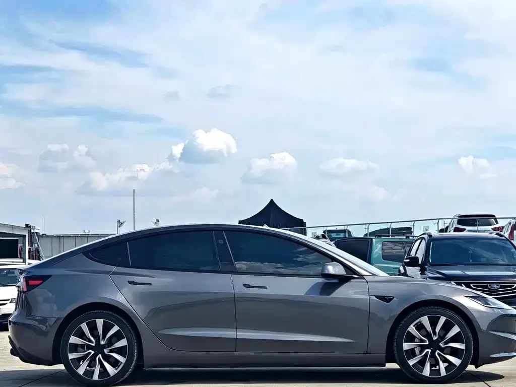 Tesla Model 3 — фото 9