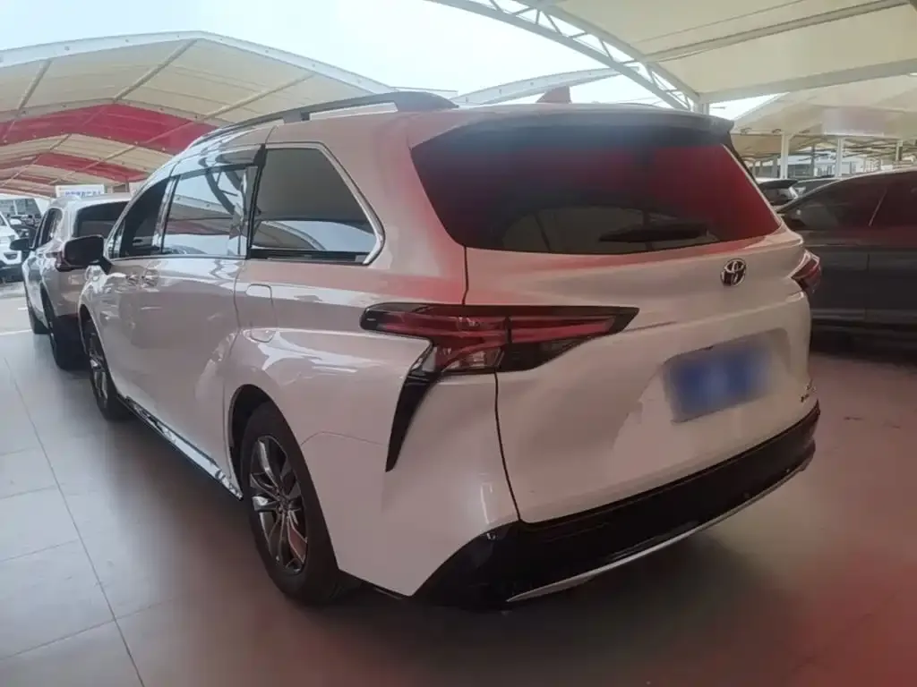 Toyota Sienna — фото 4