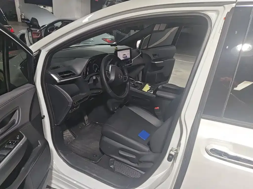 Toyota Granvia — фото 4