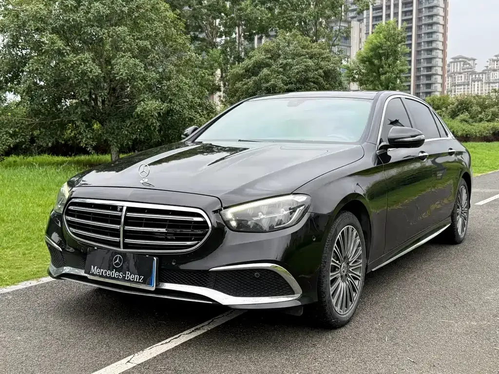Mercedes-Benz E-Class — фото 1