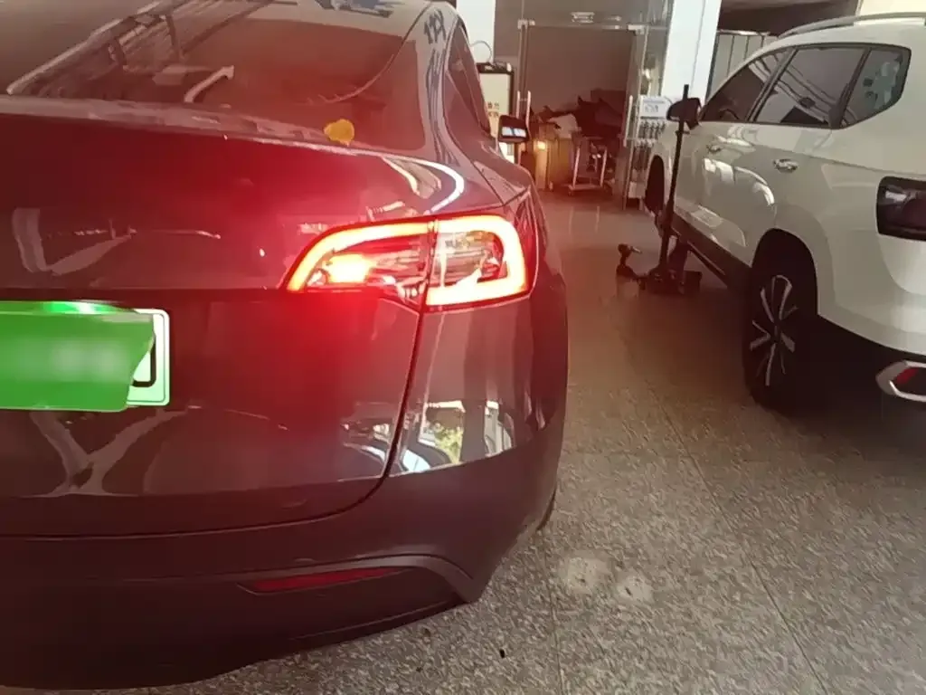 Tesla Model Y — фото 10
