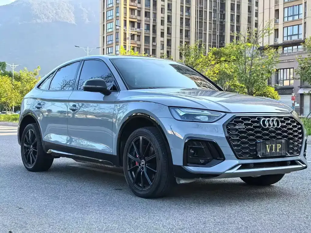 Audi Q5L Sportback — фото 1