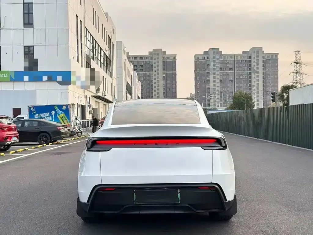 Tesla Model Y — фото 7