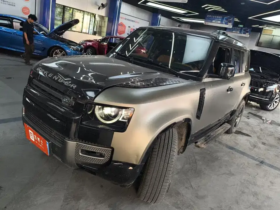 Land Rover Defender — фото 1