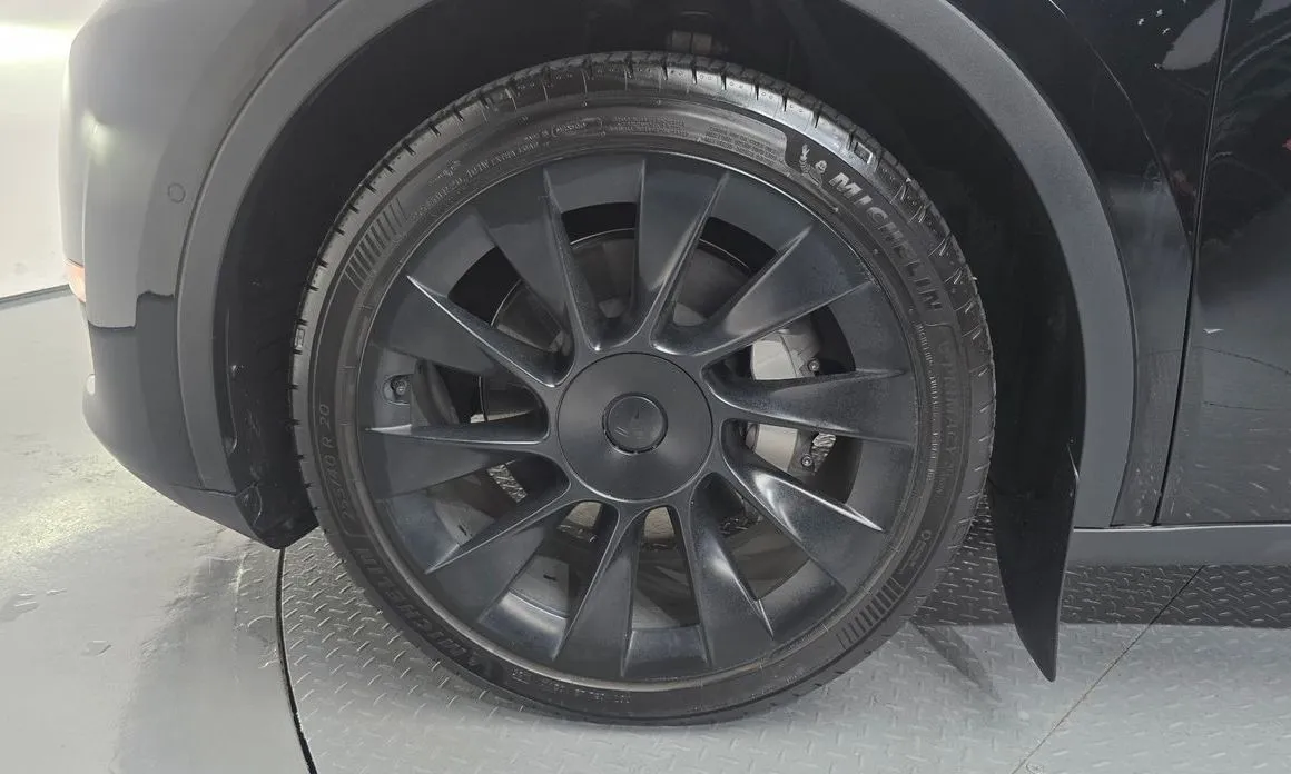 Tesla Model Y — фото 8