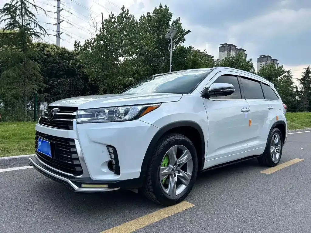 Toyota Highlander — фото 1