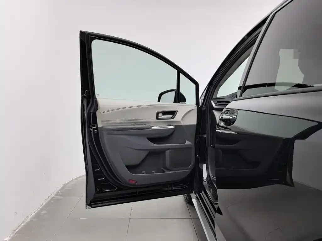Toyota Granvia — фото 2