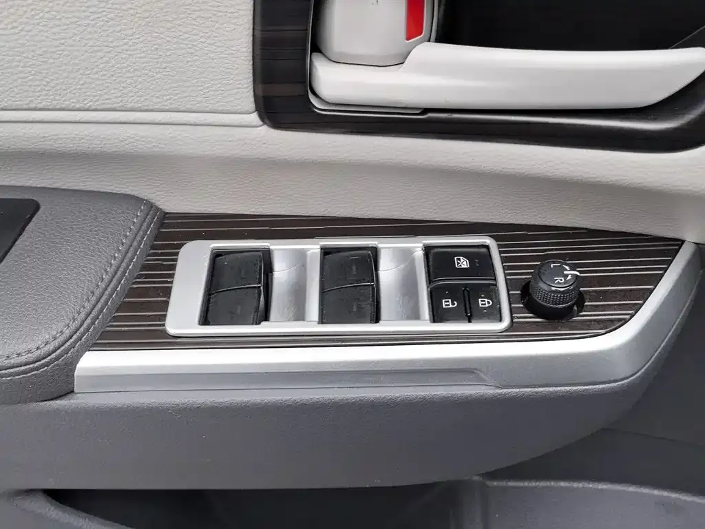 Toyota Granvia — фото 6