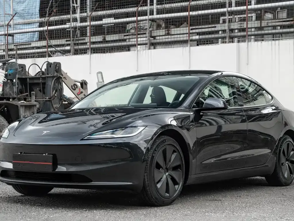 Tesla Model 3 — фото 1