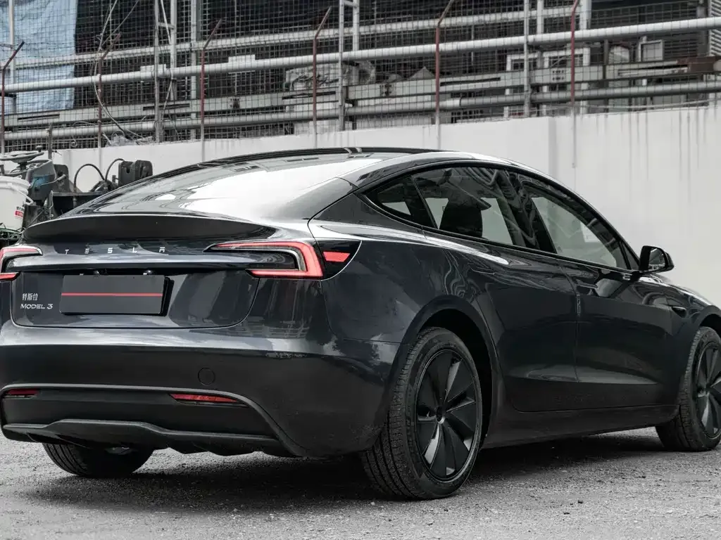 Tesla Model 3 — фото 10