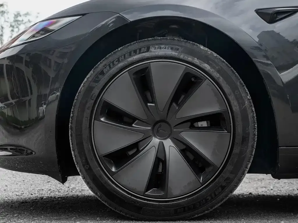 Tesla Model 3 — фото 3