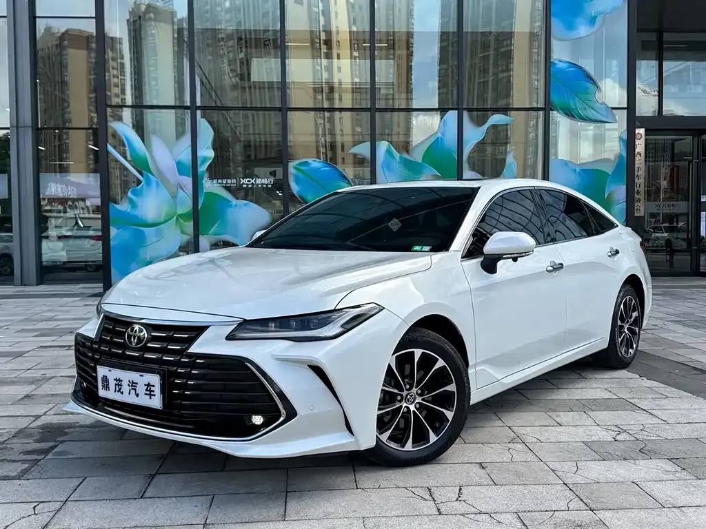 Toyota Avalon — фото 1