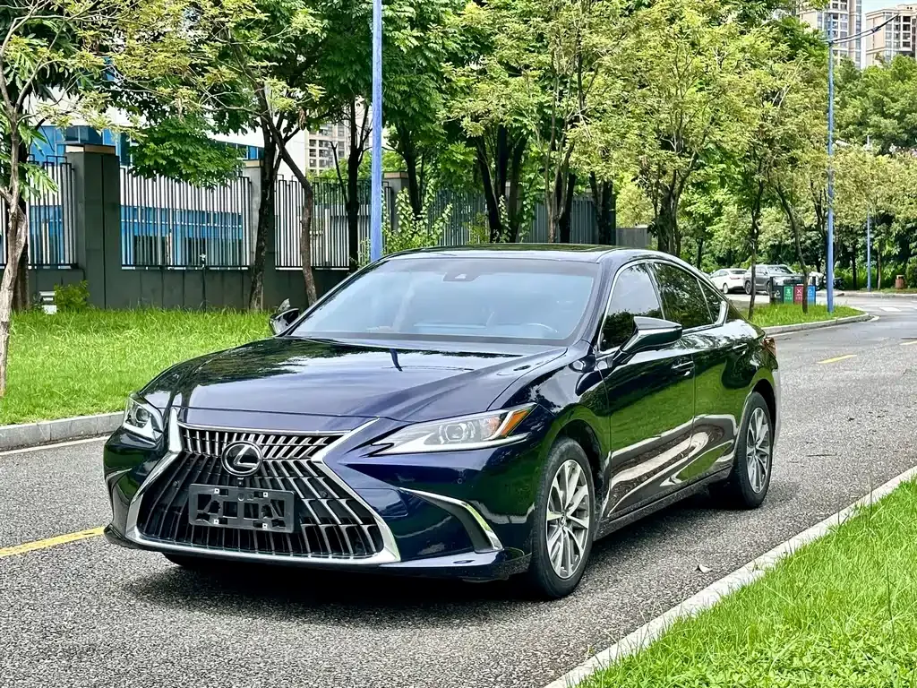 Lexus ES — фото 1