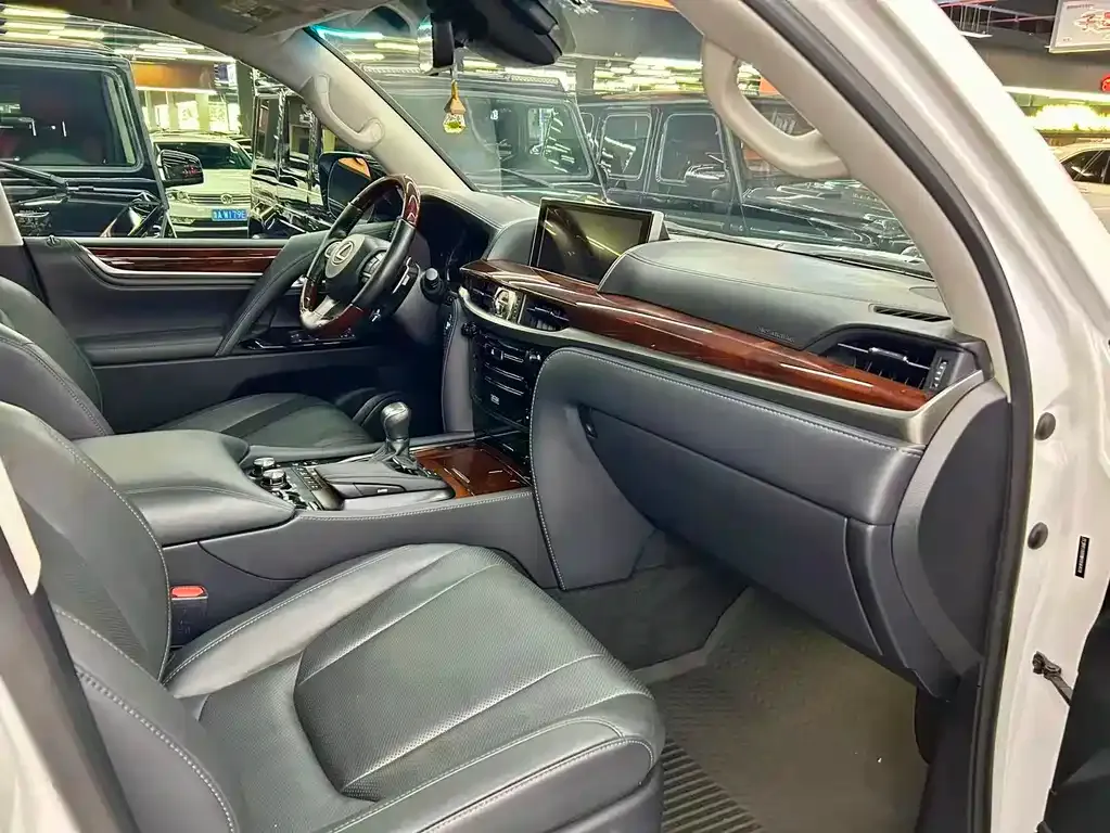 Lexus LX — фото 10