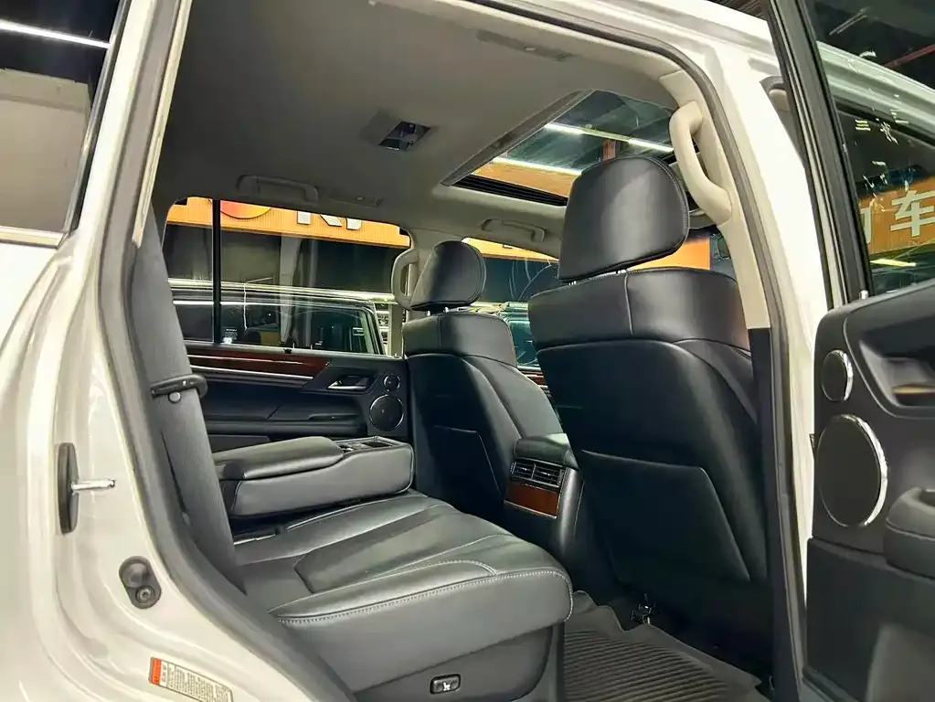 Lexus LX — фото 8