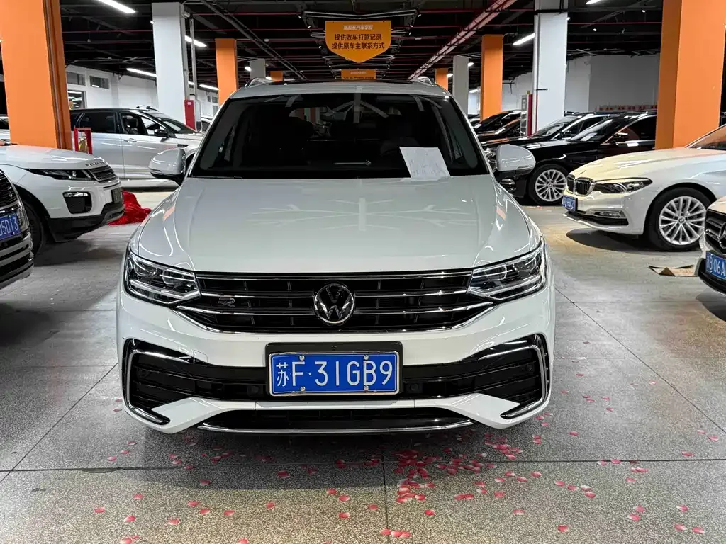 Volkswagen Tiguan L — фото 1