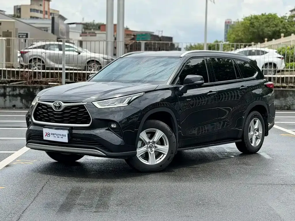 Toyota Highlander — фото 1