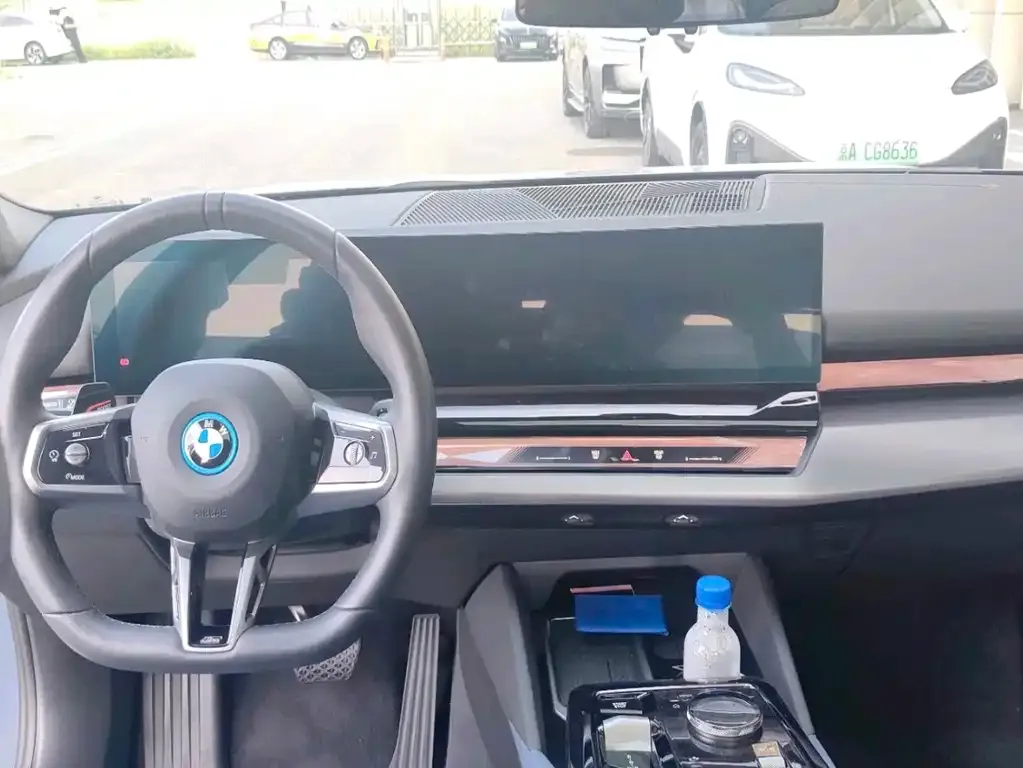BMW i5 — фото 5