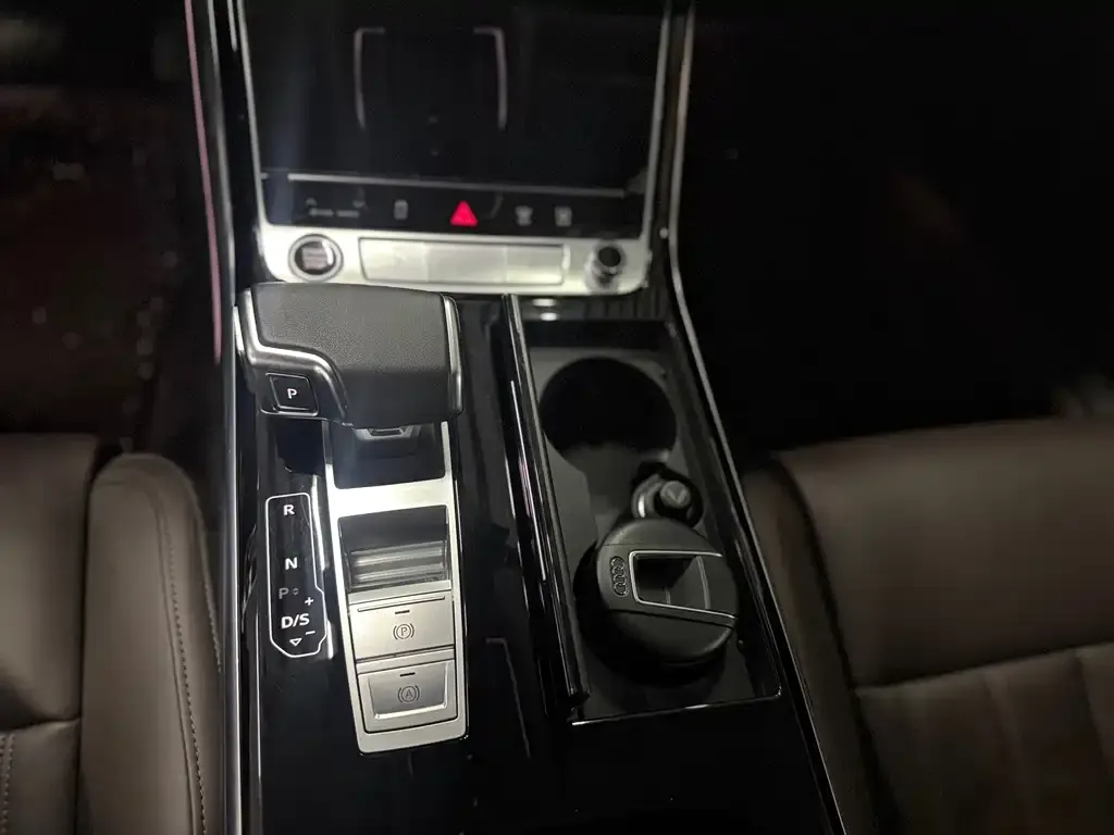 Audi A8 — фото 2