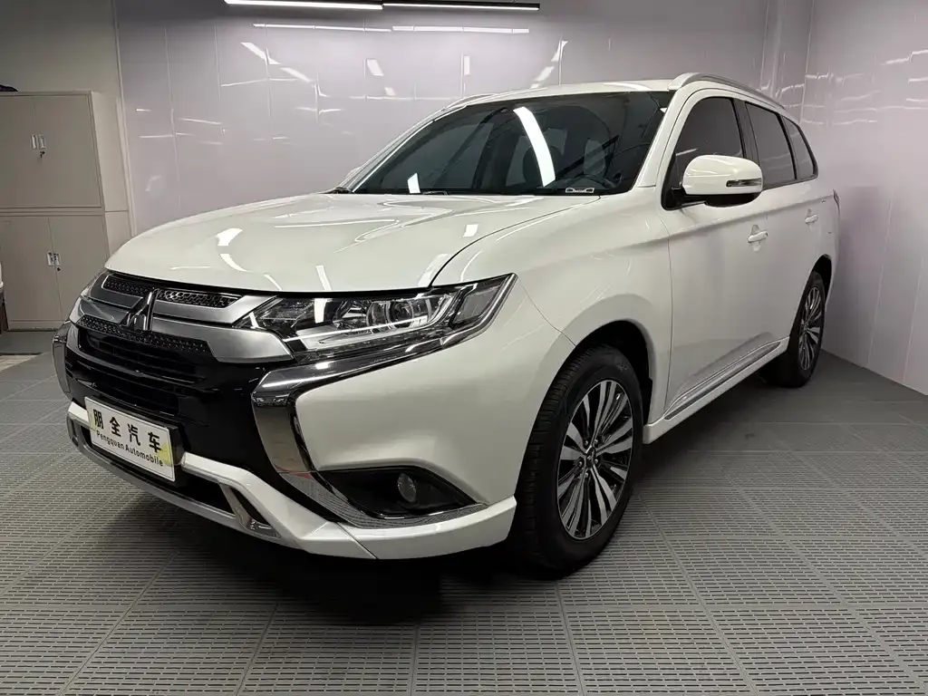 Mitsubishi Outlander — фото 1