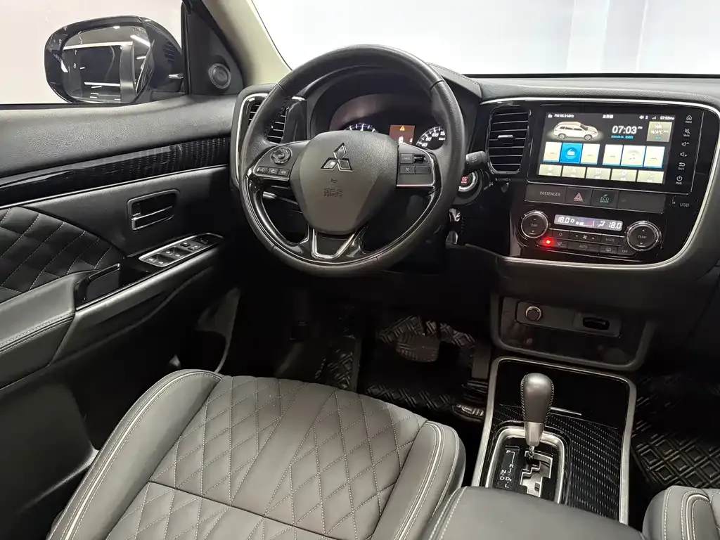 Mitsubishi Outlander — фото 7