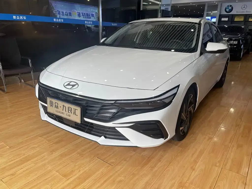 Hyundai Elantra — фото 1