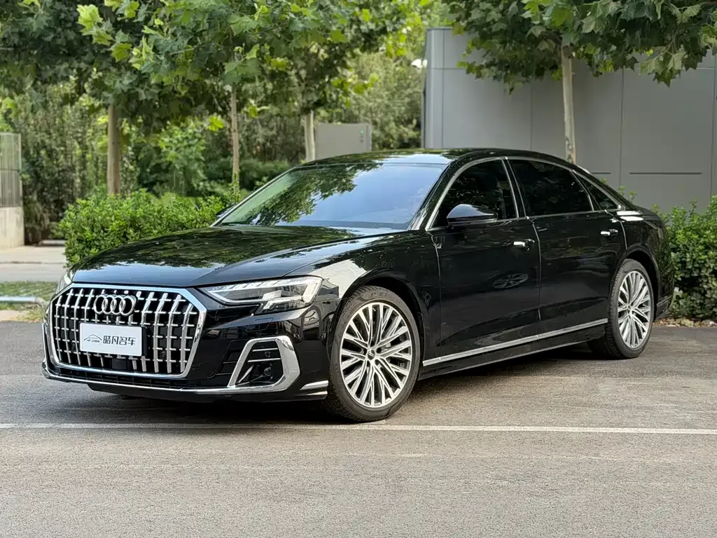 Audi A8 — фото 1