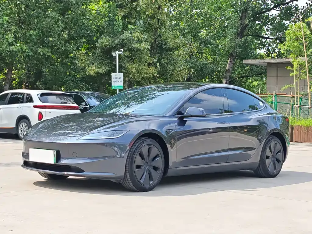 Tesla Model 3 — фото 1