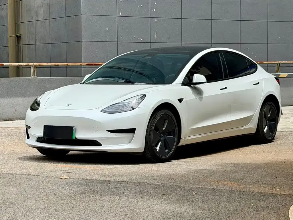 Tesla Model 3 — фото 1