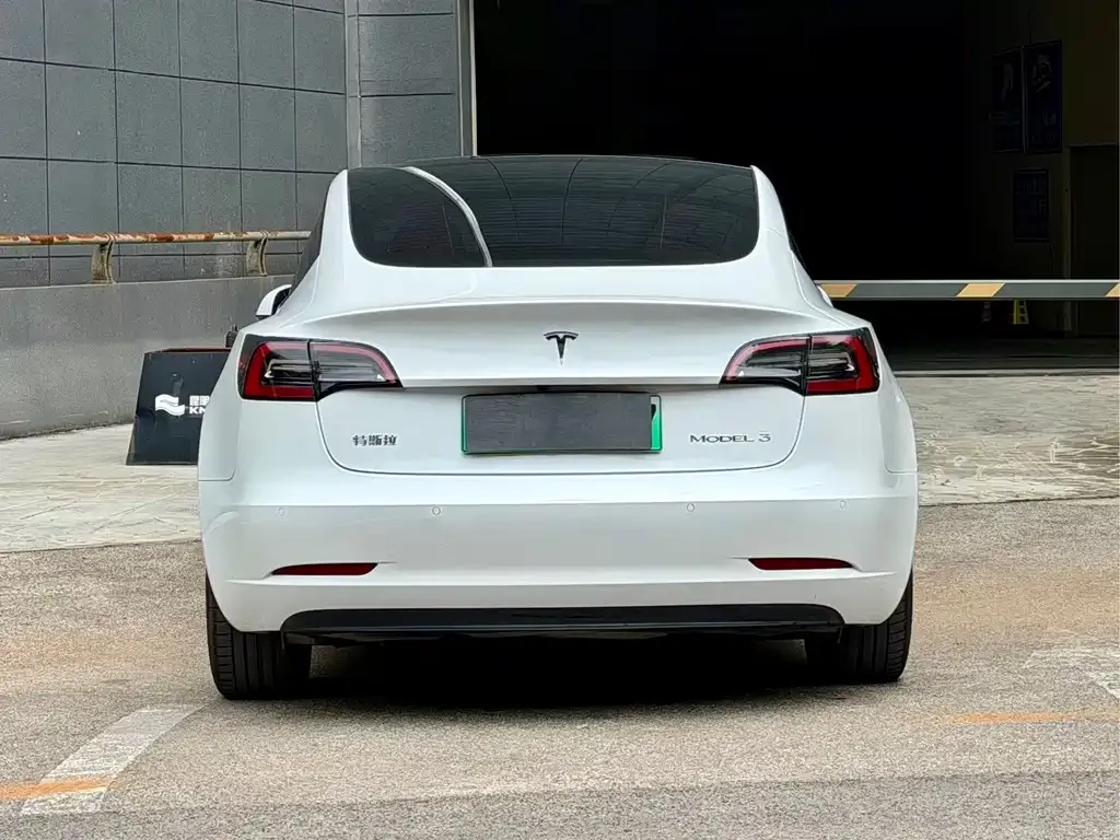 Tesla Model 3 — фото 2